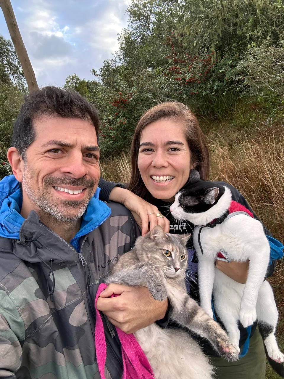 Julie y Tincho en la montaña con Shanti y Luna